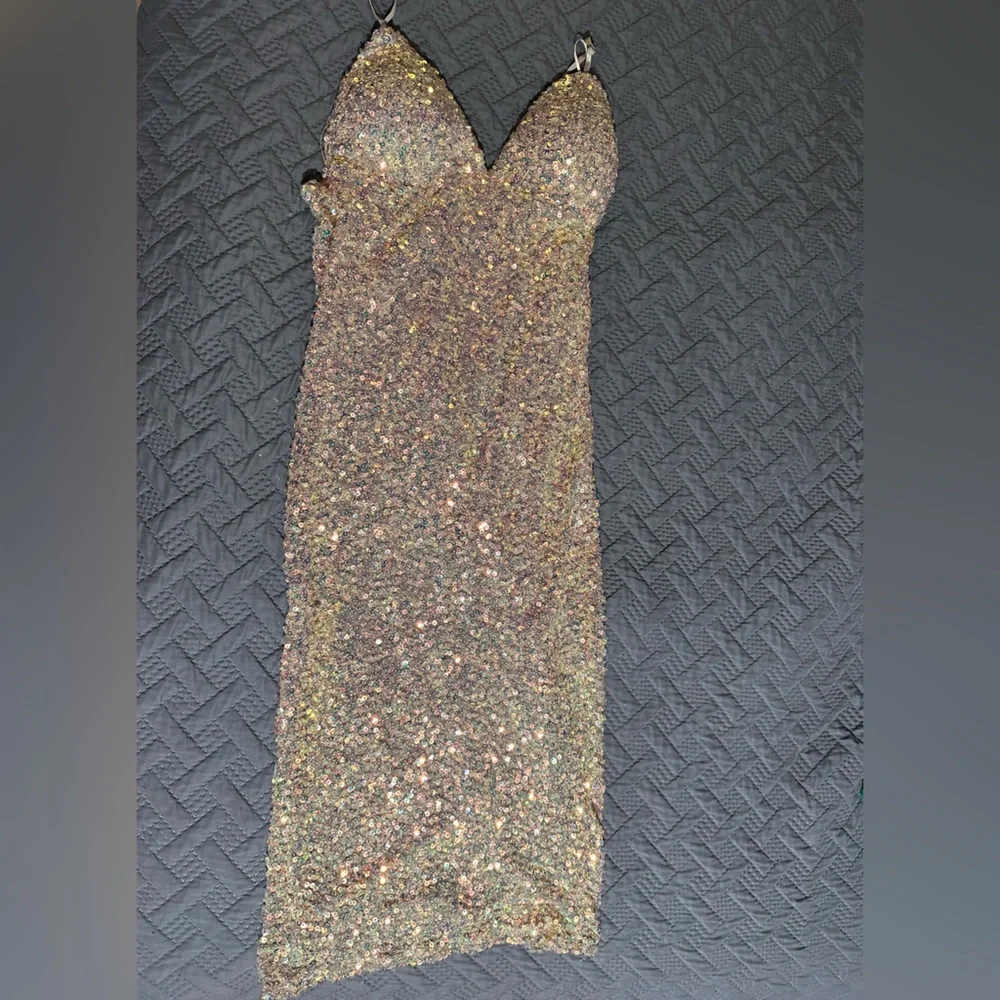 Elegant Sequin Evening Dress - Picture 1 of 2